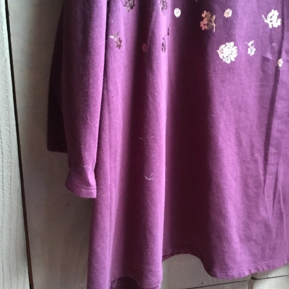 Tommy Hilfiger t-shirt with gold “foil” design. - Picture 4 of 5